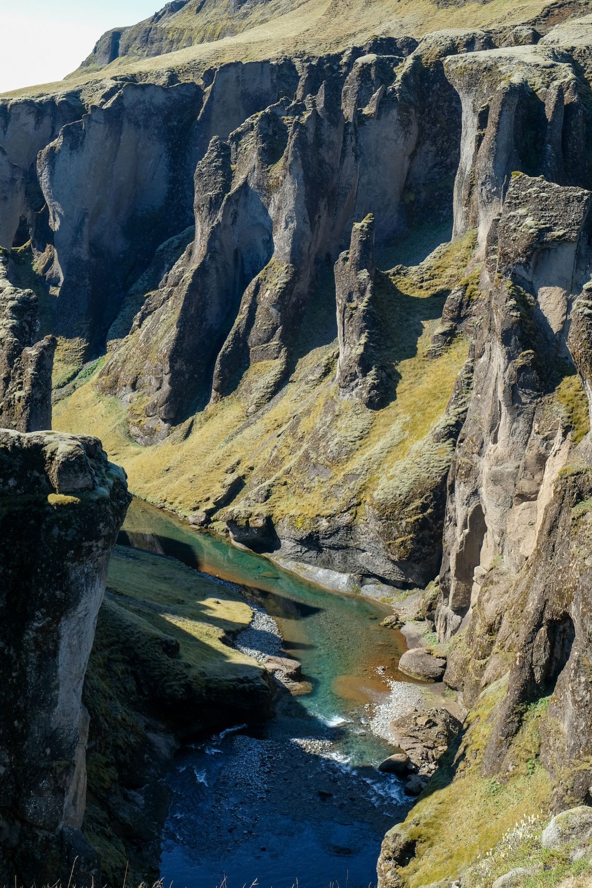 Uitzicht op de Fjaðrárgljúfur kloof