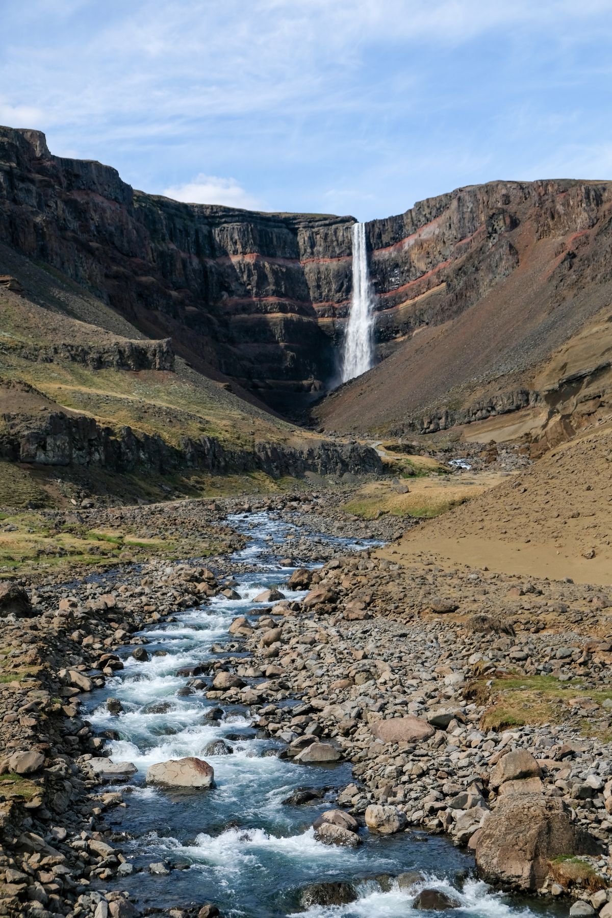 Hengifoss waterval in IJsland