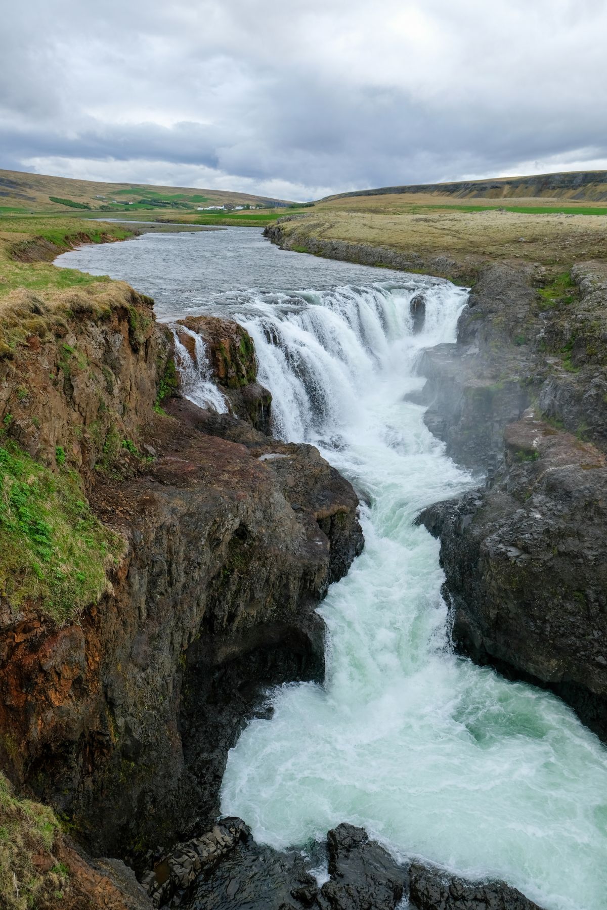 Waterval aan Kolugljúfur Canyon
