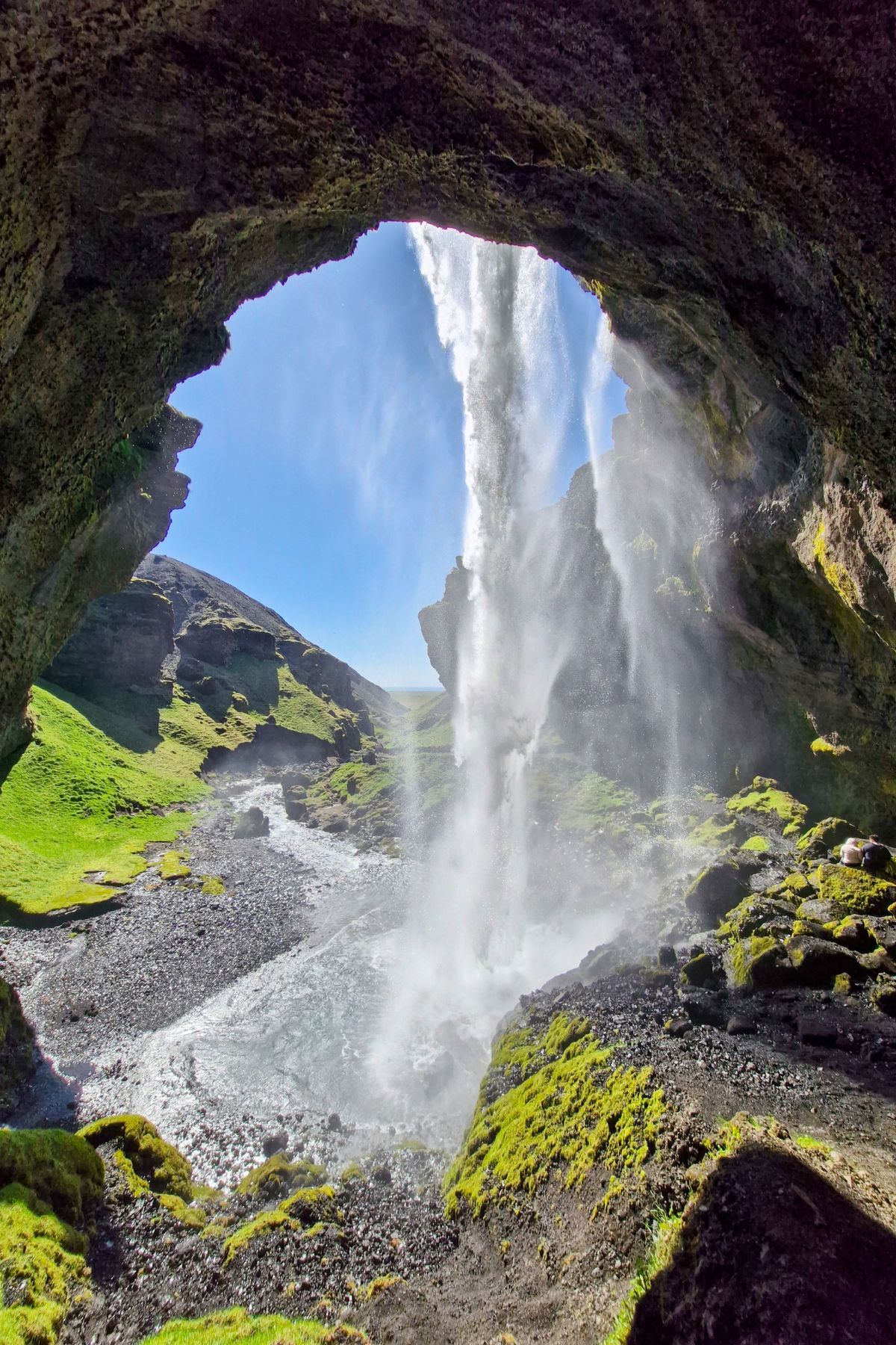 Kvernufoss waterval waar je achter kan wandelen