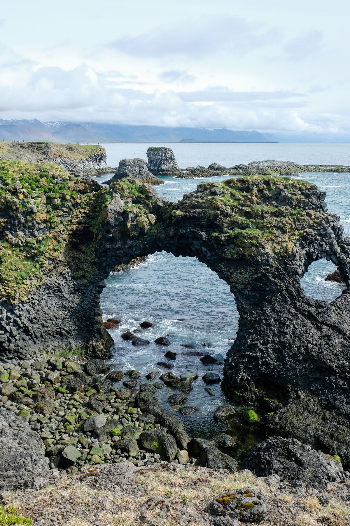 Miðgjá aan het Arnarstapi Cliff Viewpoint op het schiereiland Snæfellsnes