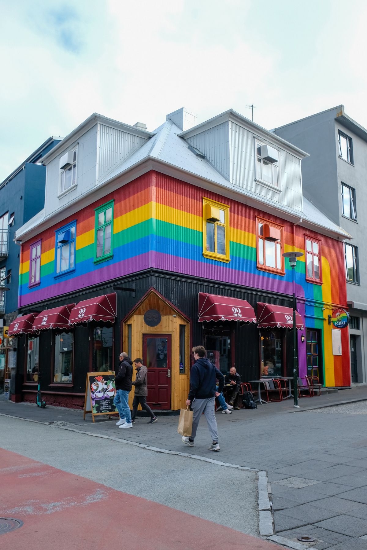 Regenboogkleurig huis in het centrum van Reykjavík