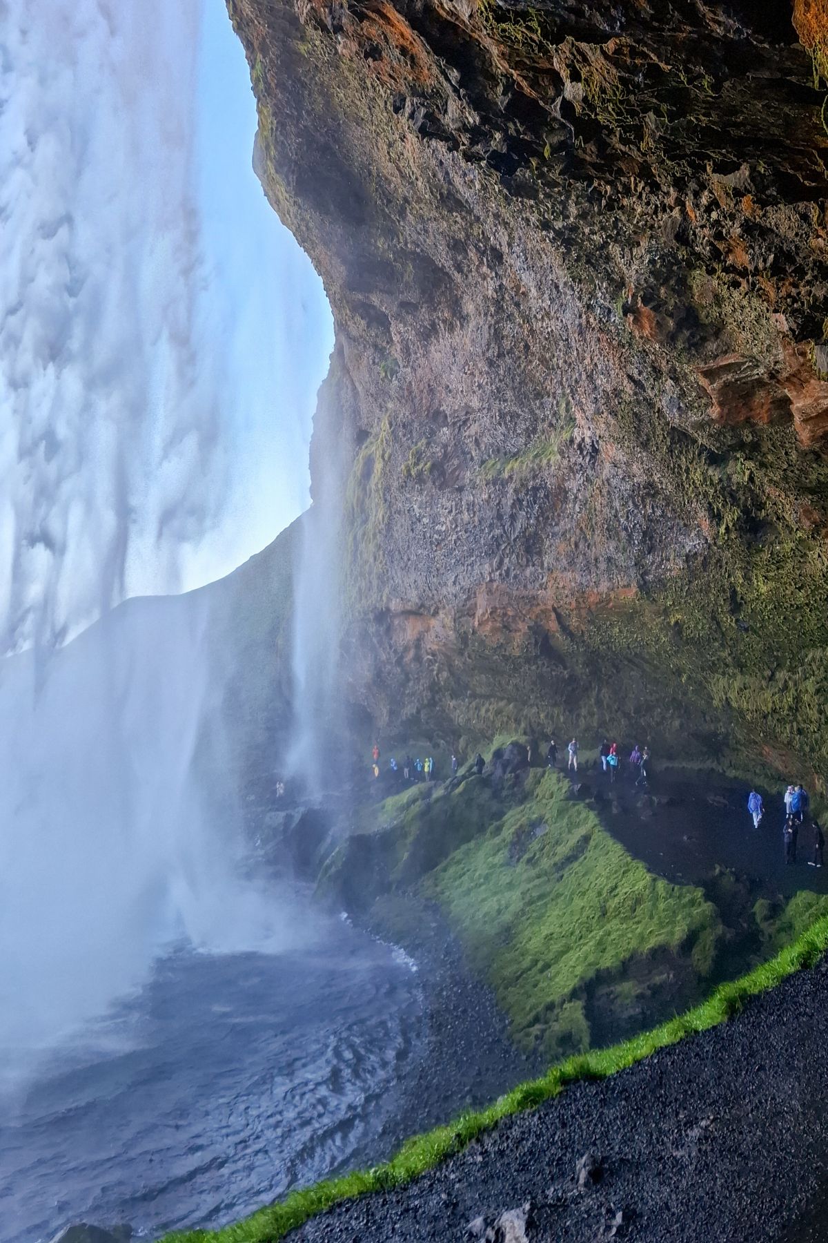 Seljalandsfoss waterval waar je achter kan wandelen
