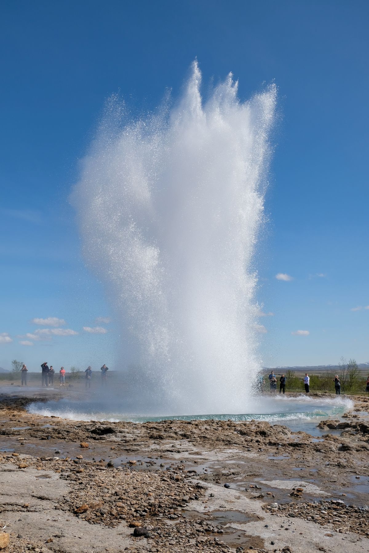 Strokkur geiser in Ijsland langs de Golden Circle