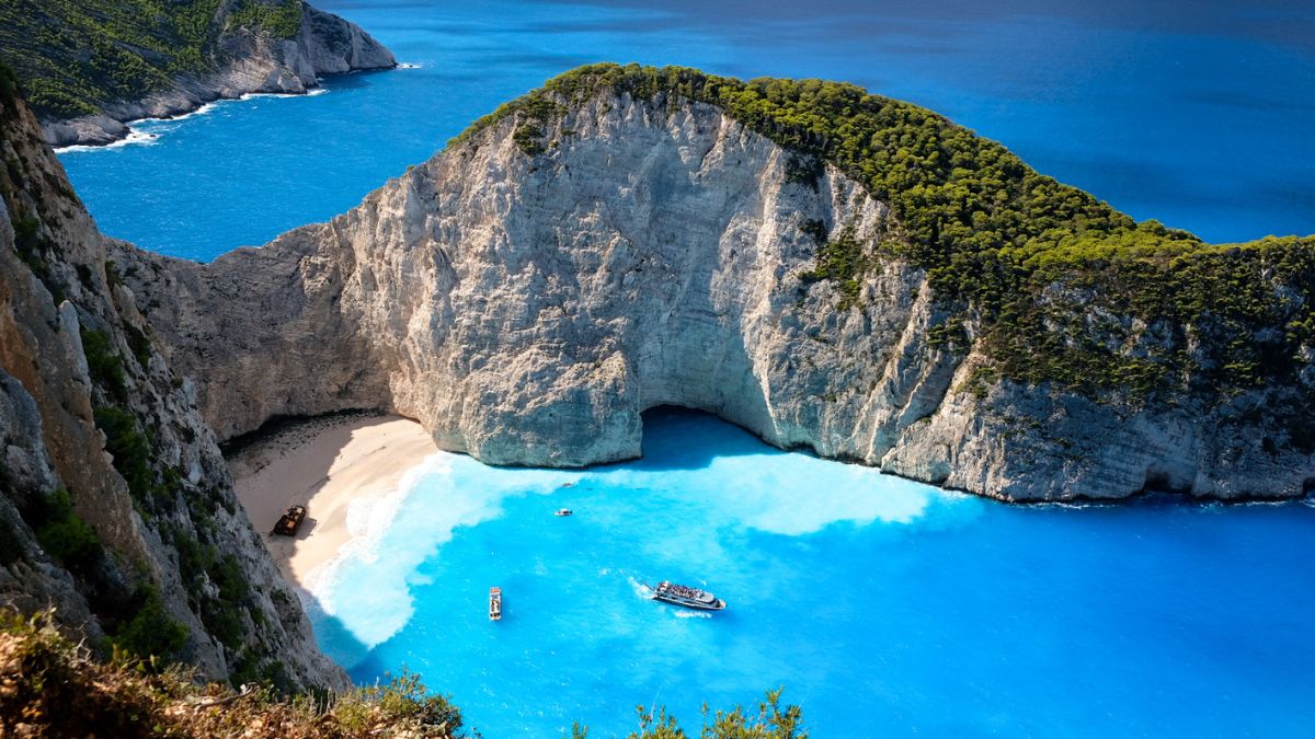 Uitzicht op Shipwreck Beach in Zakynthos vanop Navagio Beach Viewpoint in Griekenland