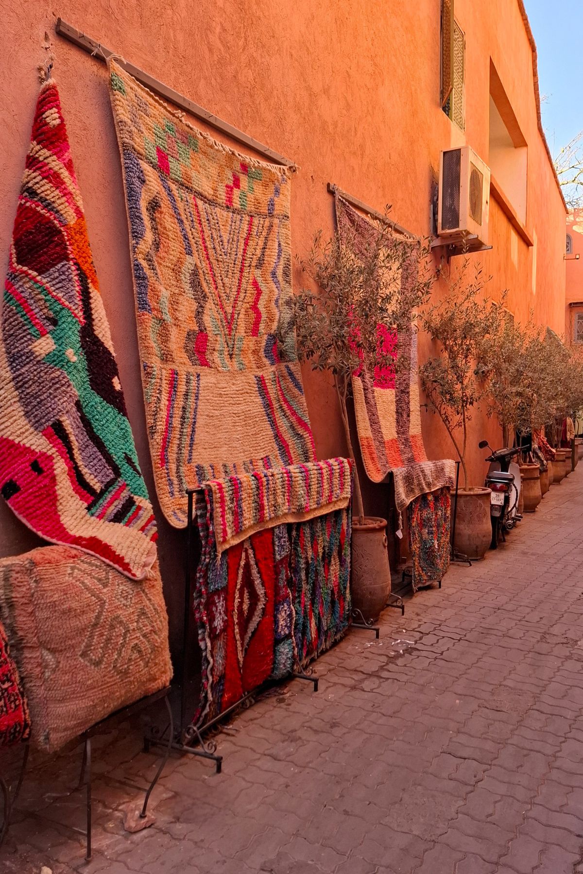 Kleurrijke straatjes in de souks van Marrakech in Marokko