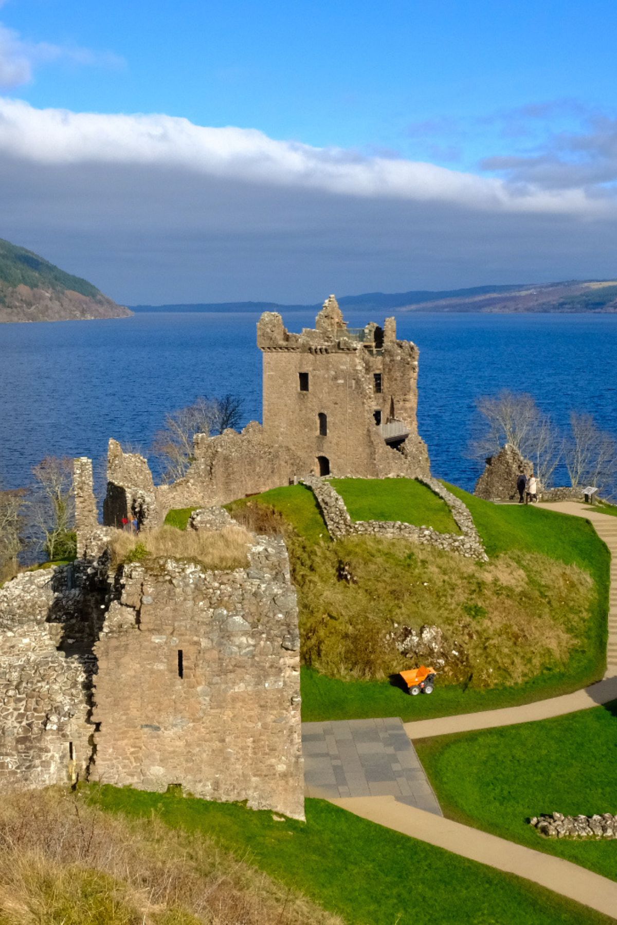 Uitzicht vanaf Urquhart Castle op Loch Ness in Schotland
