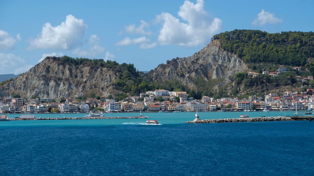 Zakynthos stad vanop de veerboot in Griekenland