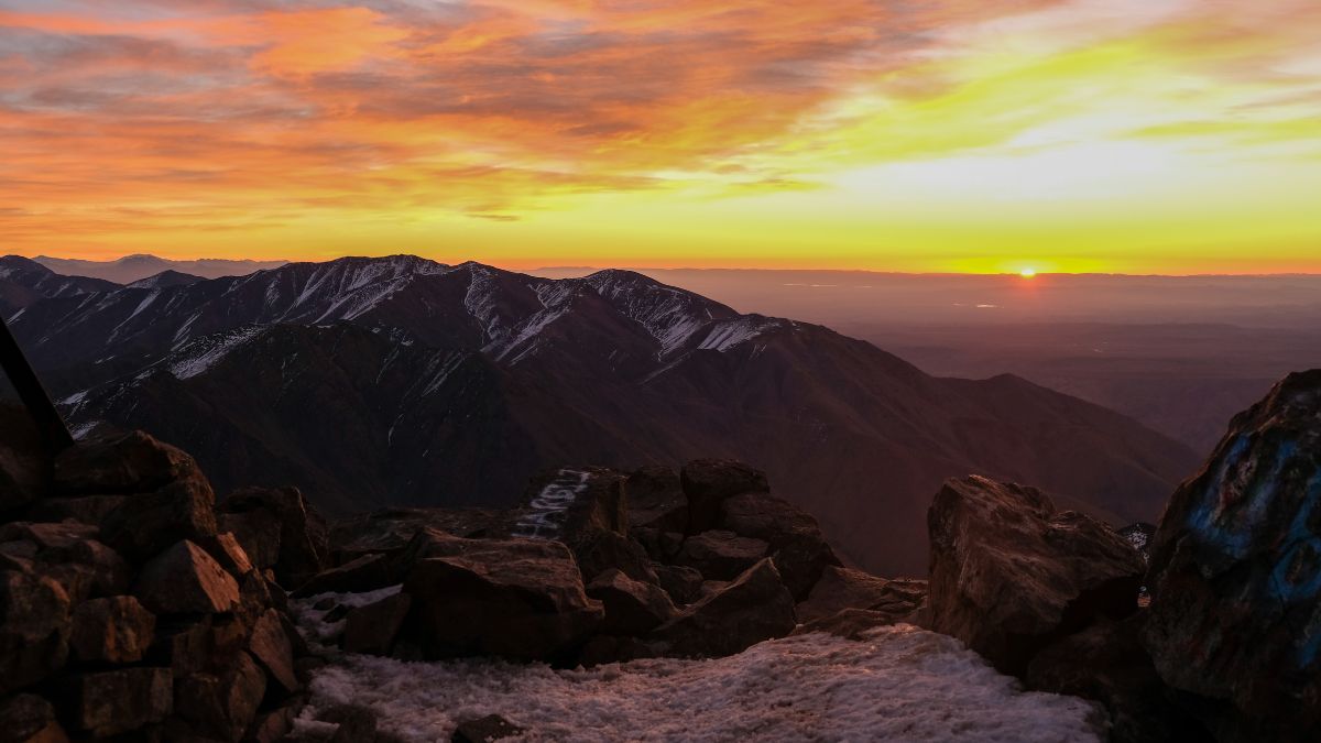 Zonsopgang vanop de Toubkal top in Marokko met uitzicht over het Atlasgebergte