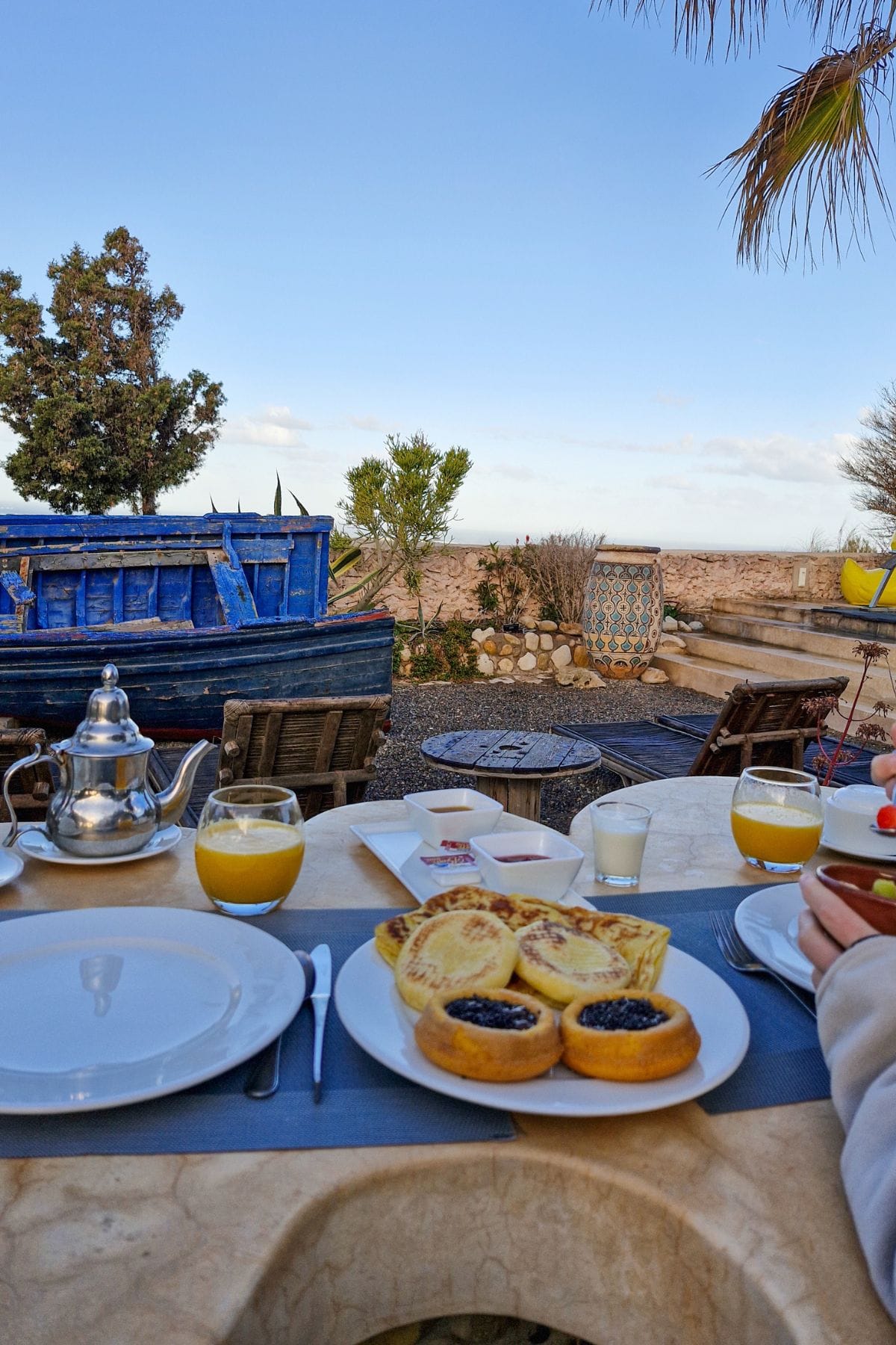 Ontbijt in de tuin van Riad Tamayourt Ocean View