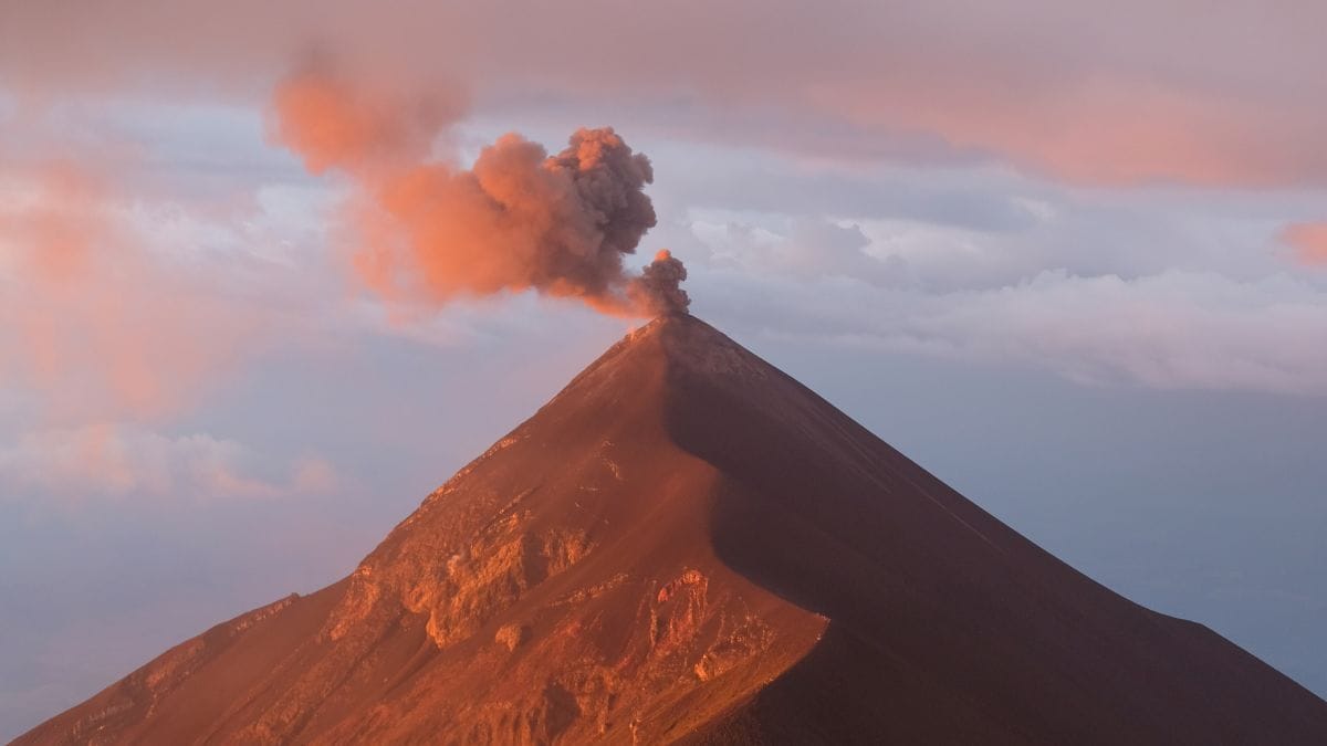 Zonsopgang bij de Fuego vulkaan in Guatemala