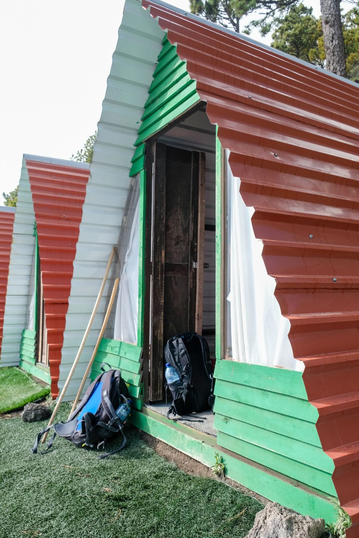 Houten hutjes in het basecamp op de Acatenango vulkaan