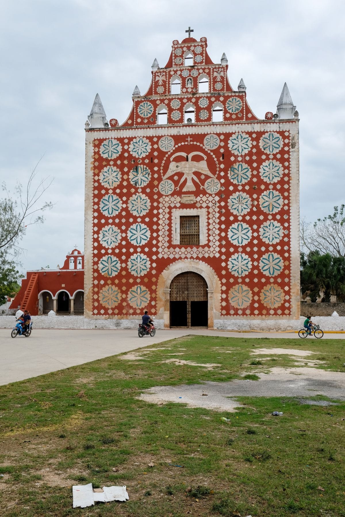 Kleurrijk kerkje in Uayma