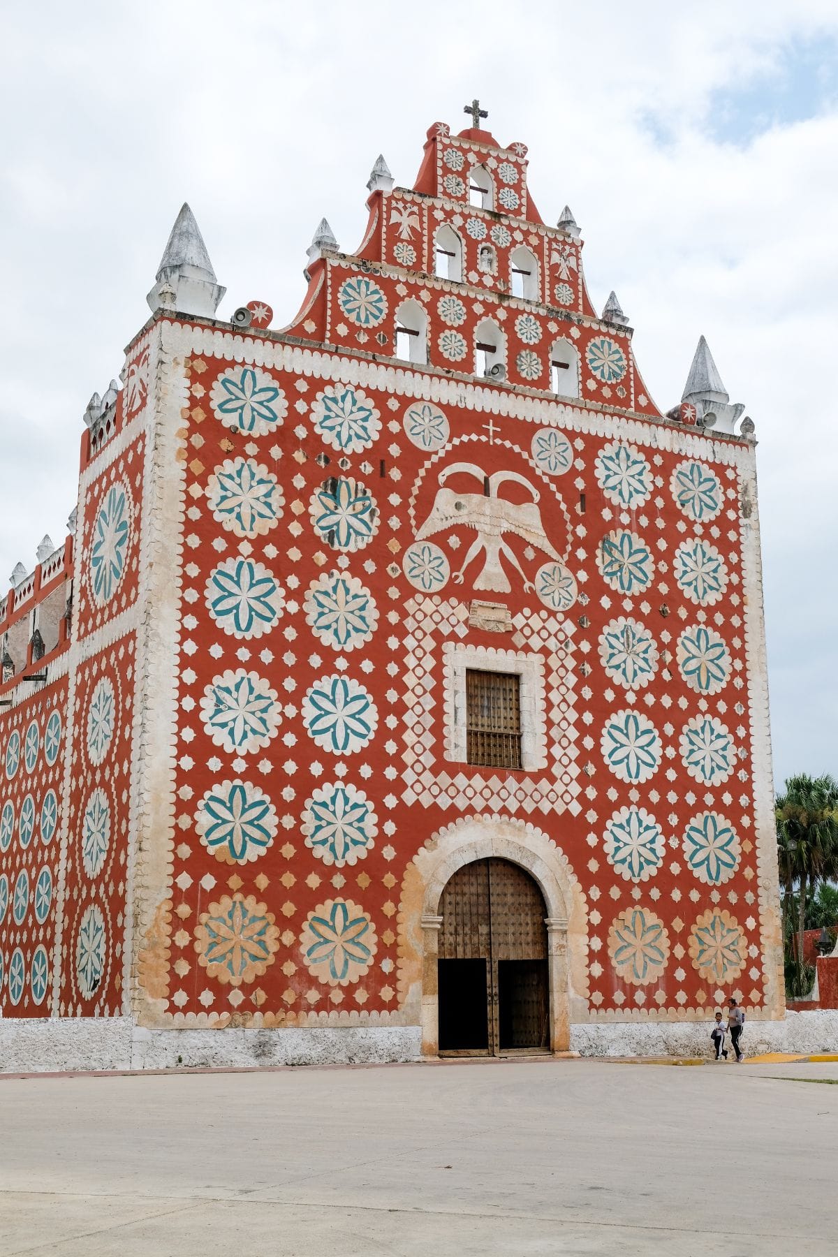 Kleurrijke kerk in het dorpje Uayma in Mexico