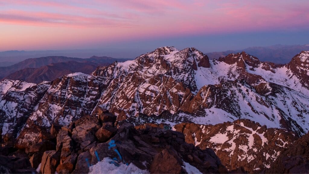 Zonsopgang op de top van Jebel Toubkal in Marokko